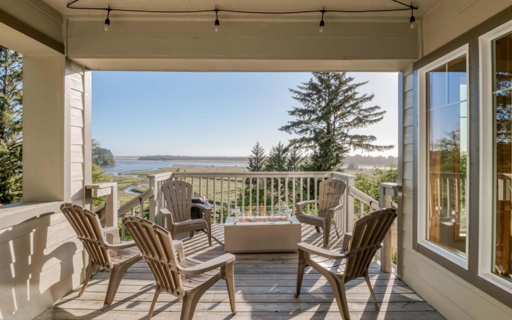 eine Veranda mit Stühlen und einem Tisch mit Meerblick in der Unterkunft Haven Hill in Cloverdale