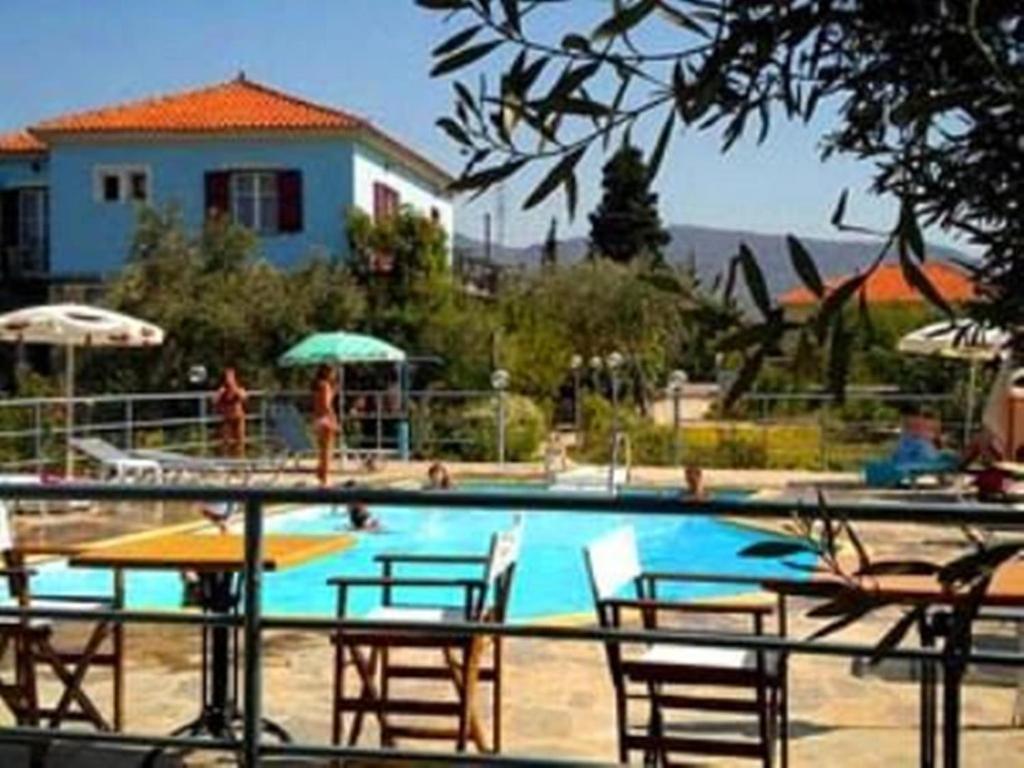 Bazén v ubytovaní Diamanti Molivos Studios & Apartments alebo v jeho blízkosti
