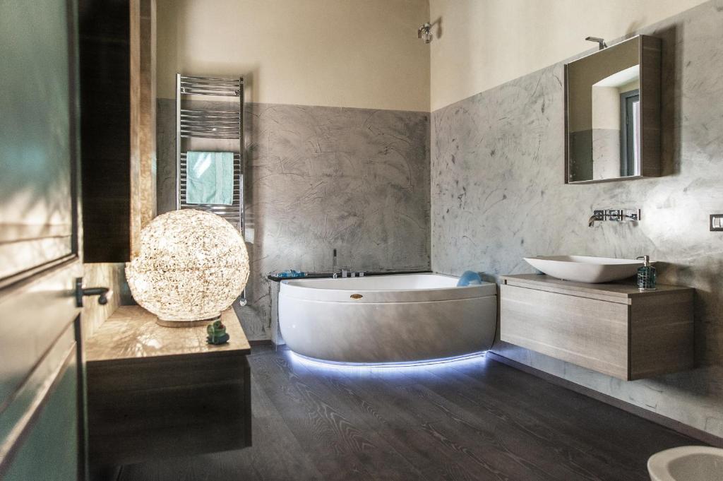 ein Badezimmer mit einer Badewanne und einem Waschbecken in der Unterkunft La Pulce Argentata in Sestri Levante
