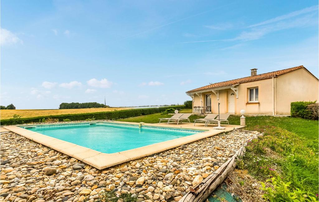 Villa con piscina frente a una casa en Stunning Home In Beauville With Kitchen, en Beauville