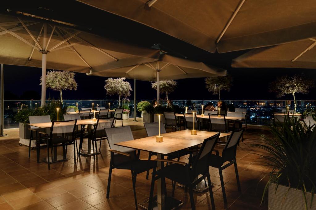 Restaurace v ubytování Dar Al Mauge Boutique Hotel with Outdoor Pool