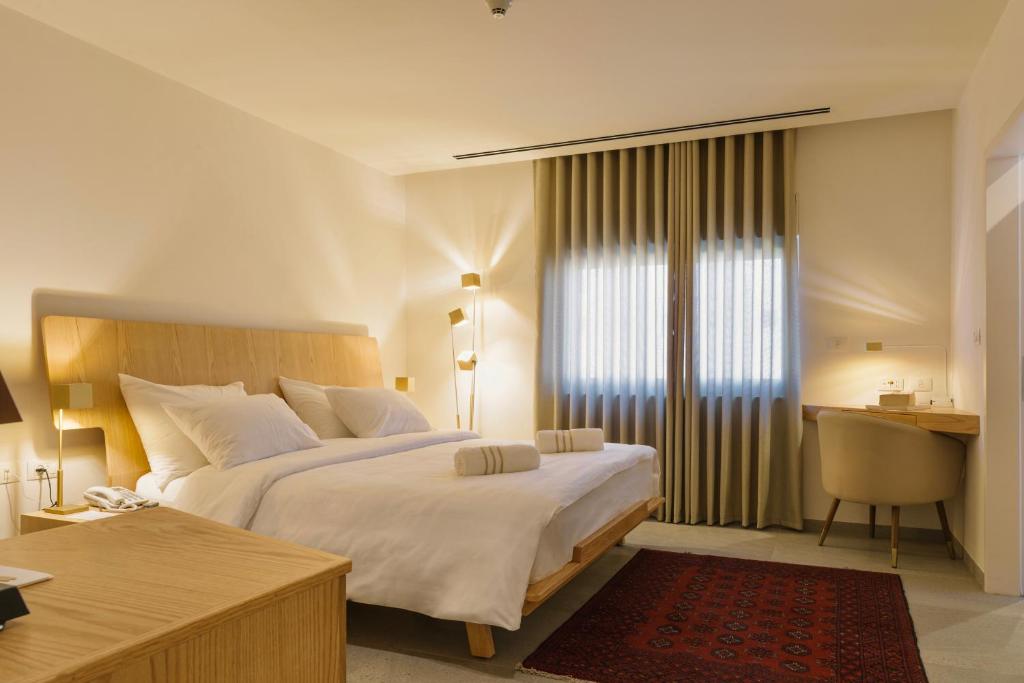 Postel nebo postele na pokoji v ubytování Dar Al Mauge Boutique Hotel with Outdoor Pool