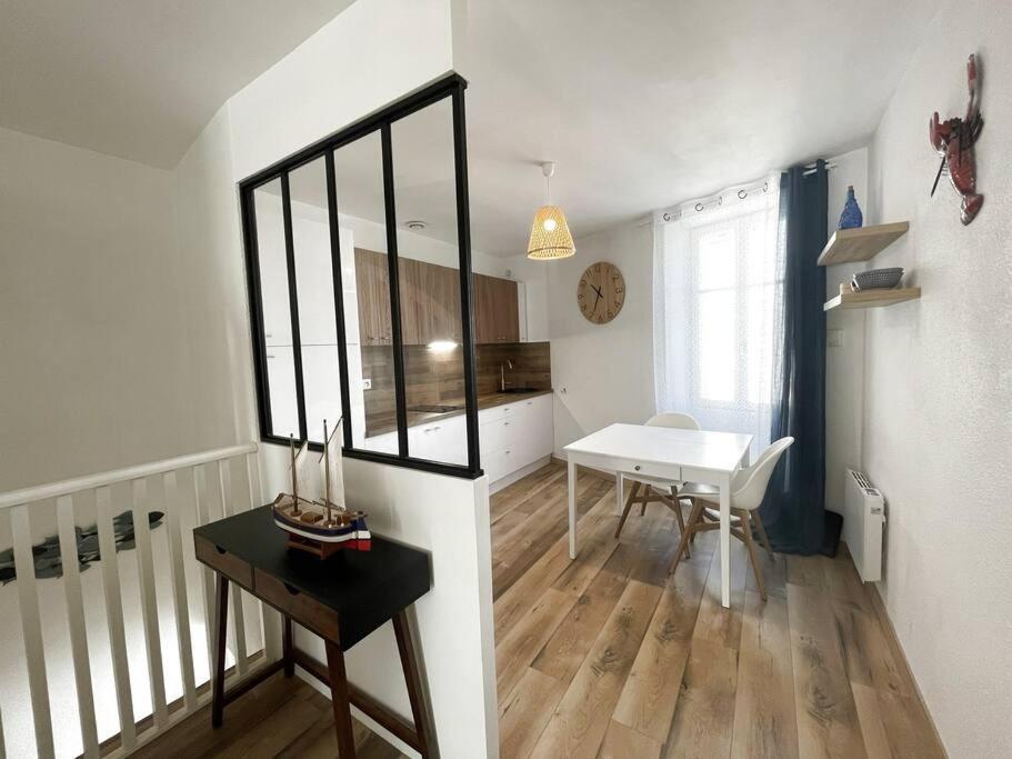 un salon avec une table et une salle à manger dans l'établissement Charmante maison au village, à Gruissan