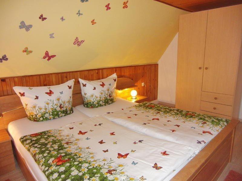 Postel nebo postele na pokoji v ubytování Ferienwohnung-Ritscher-in-Lichtenhain-2
