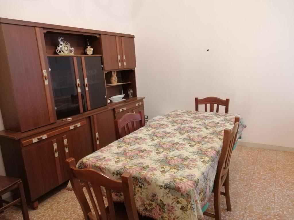 une salle à manger avec une table et un centre de divertissement dans l'établissement Orchidea, à Matino