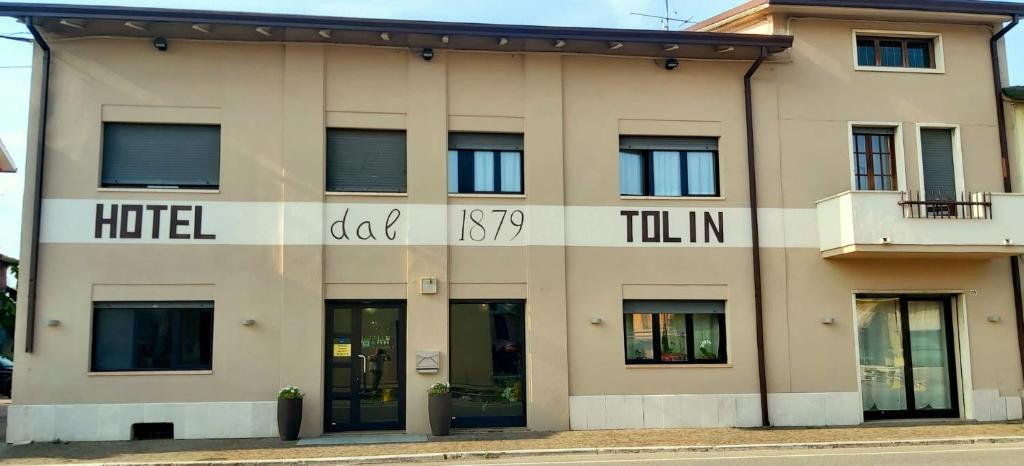 ein Gebäude mit dem Namen eines Hotels darauf in der Unterkunft Hotel Tolin in Ronco allʼAdige