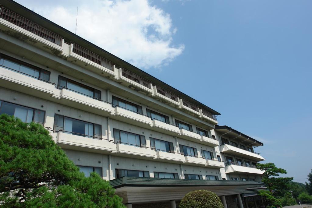 een appartementencomplex met veel ramen bij Kounkaku in Nihommatsu