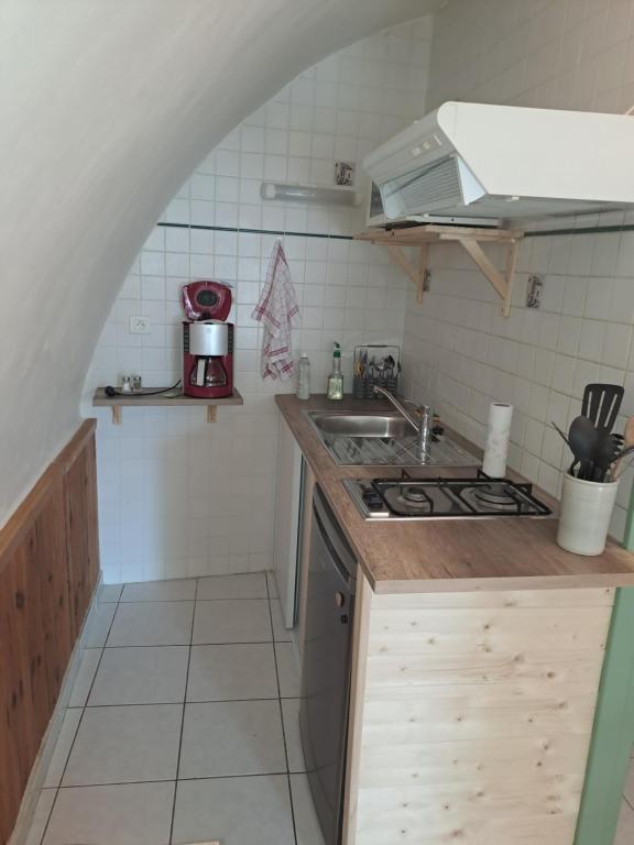 Kuchyň nebo kuchyňský kout v ubytování Gîte 2 "Le Tilia " aux magnolias 3 étoiles