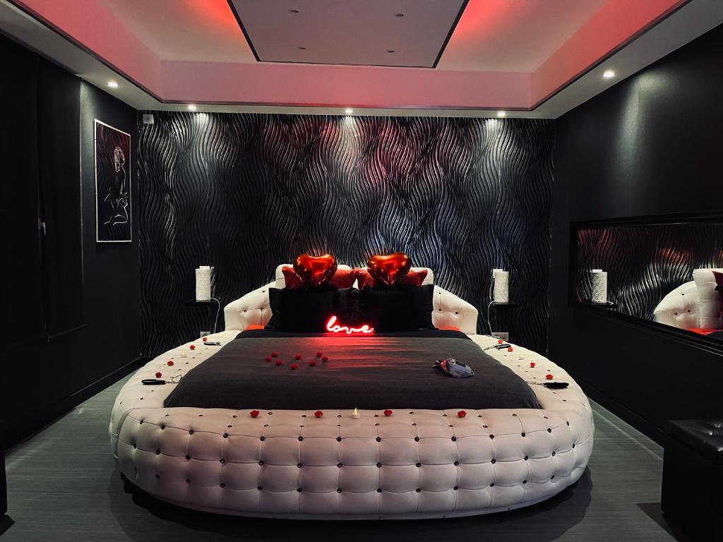 La Nuit Coquine Suite avec Jacuzzi Evasion, Le Mans (updated prices