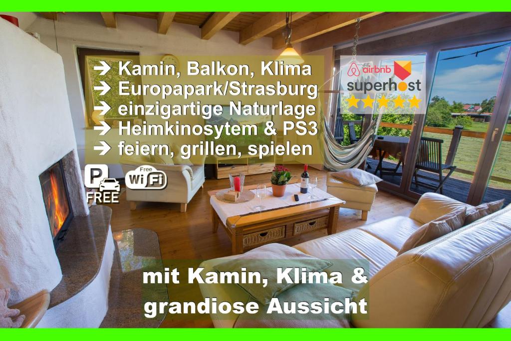 sala de estar con sofá y mesa en Ferienhaus Schwarzwald bei Straßburg Europapark für 12 Personen auf 160qm en Rheinau