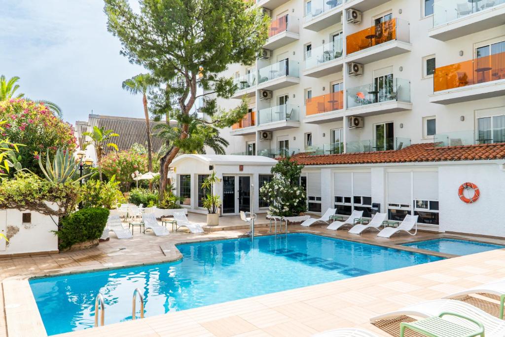 ein Bild eines Schwimmbeckens vor einem Gebäude in der Unterkunft Hotel Bersoca in Benicàssim