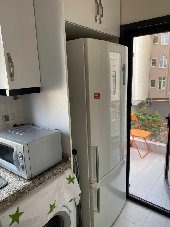 La cuisine est équipée d'un réfrigérateur et d'un four micro-ondes. dans l'établissement Herold's Guesthouse, à Umraniye