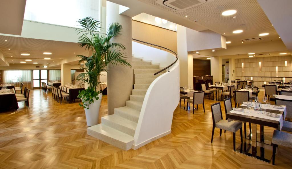 Restaurace v ubytování Breaking Business Hotel