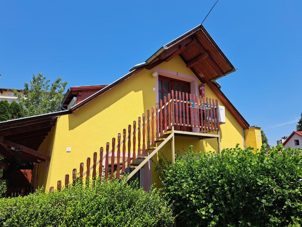 Budynek, w którym mieści się apartament