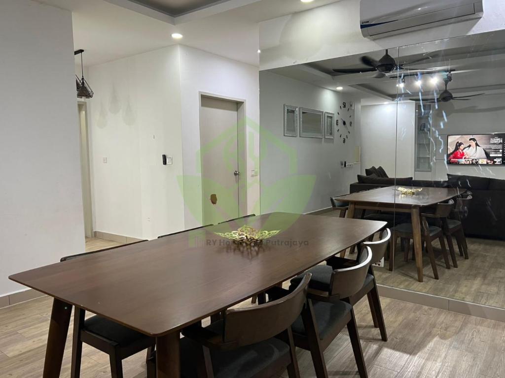 TV a/nebo společenská místnost v ubytování 3R@7pax++ Spacious Space Putrajaya.
