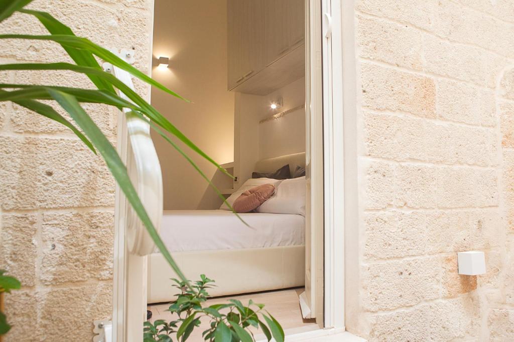 Un dormitorio pequeño con una cama en una habitación pequeña. en Terra d'Acqua, en Monopoli