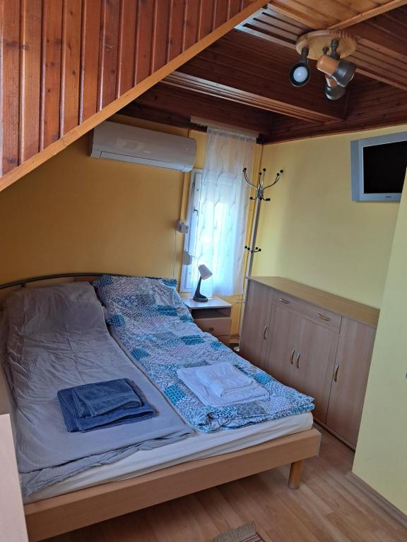 Łóżko lub łóżka w pokoju w obiekcie Pink Tulip Apartment House