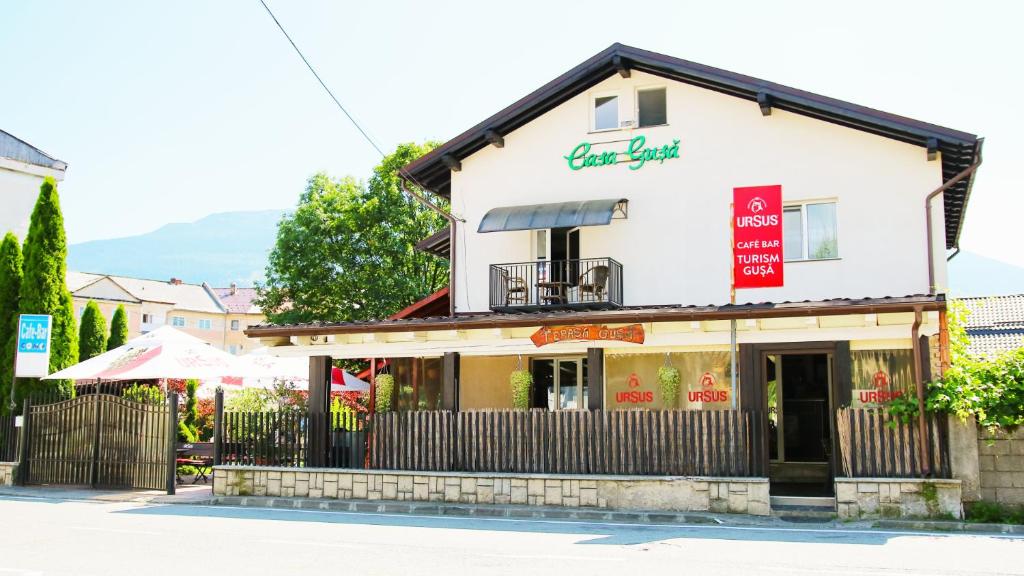 un edificio con un cartello per un ristorante di Casa Guşă a Borsa