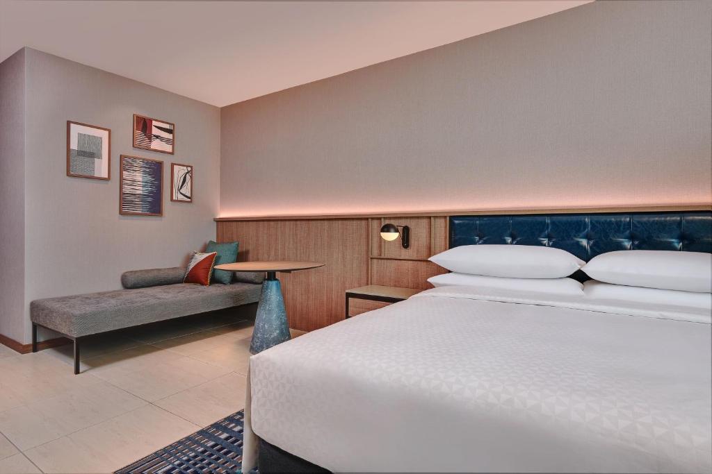 Postel nebo postele na pokoji v ubytování Four Points by Sheraton Desaru