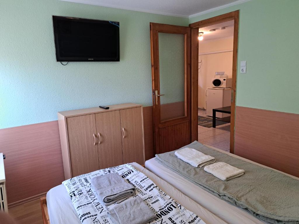 Łóżko lub łóżka w pokoju w obiekcie Pink Tulip Apartment House