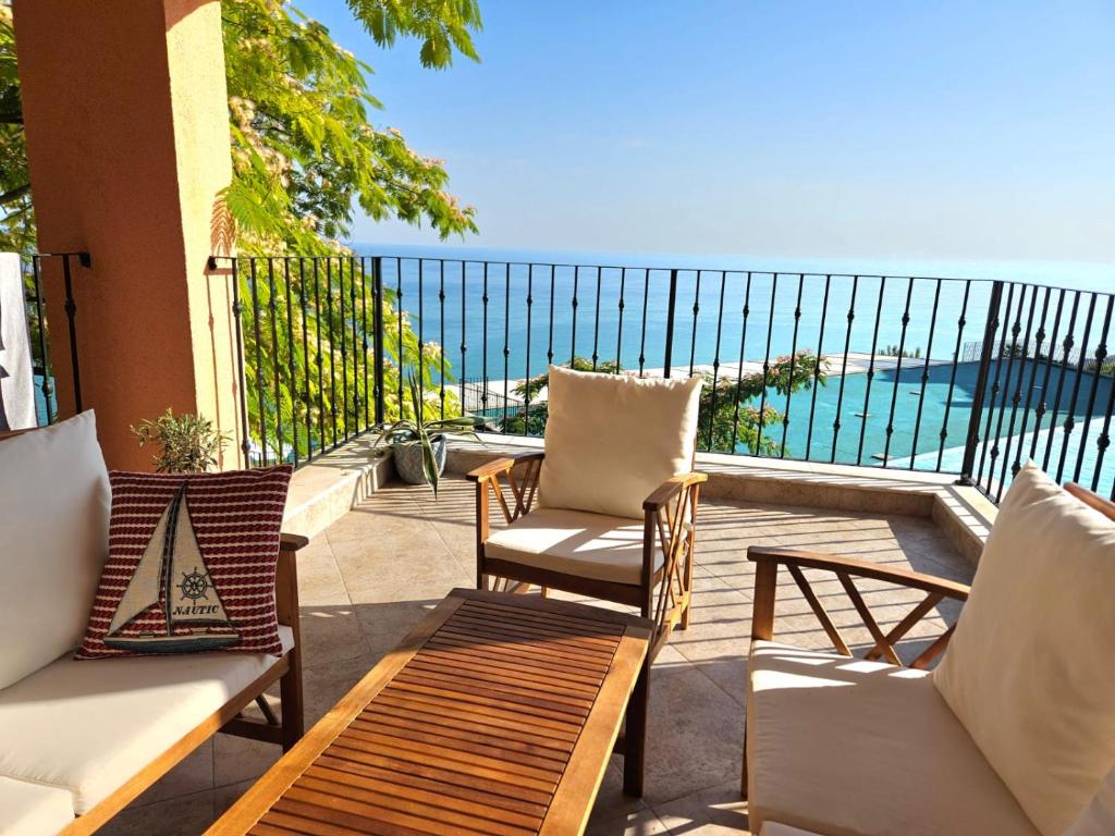 d'un balcon avec des chaises et une vue sur l'océan. dans l'établissement Star del Mar Kaliakria Resort, à Topola
