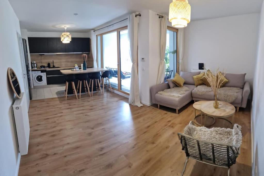 un salon avec un canapé et une table dans l'établissement Appartement, à Saint-Denis