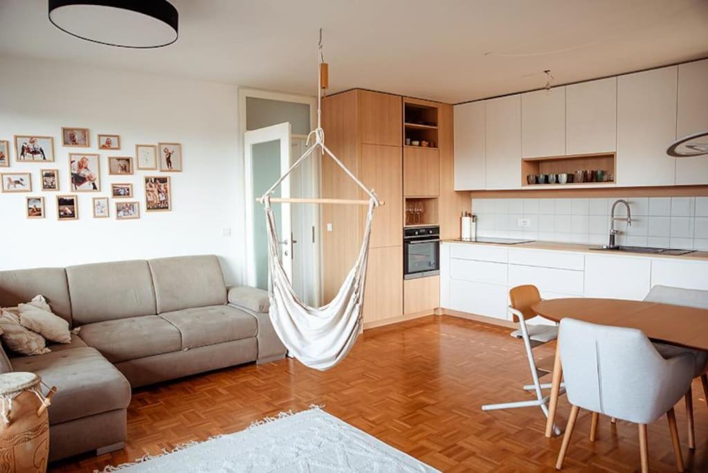 una sala de estar con una hamaca colgada del techo en Loving energy appartment, en Mrše
