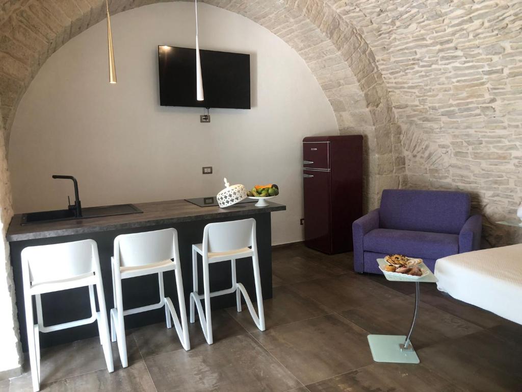 Zimmer mit einer Küche mit einem Tisch und Stühlen in der Unterkunft MC 1640 in Quasani