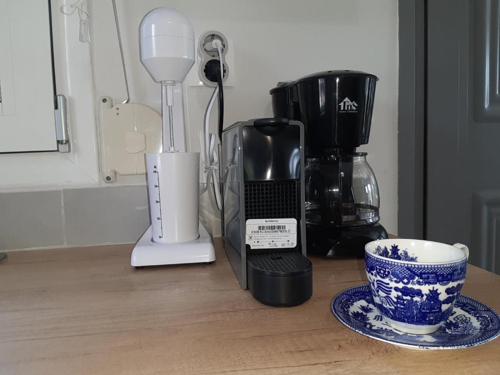 Příslušenství pro přípravu čaje a kávy v ubytování Eva's place