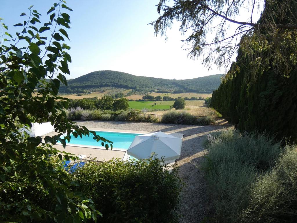 Montecchio的住宿－Scappo in Umbria, Casale Beatrice，游泳池旁的白色冰箱