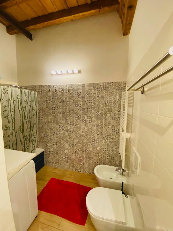 A bathroom at Palazzo Leopardi