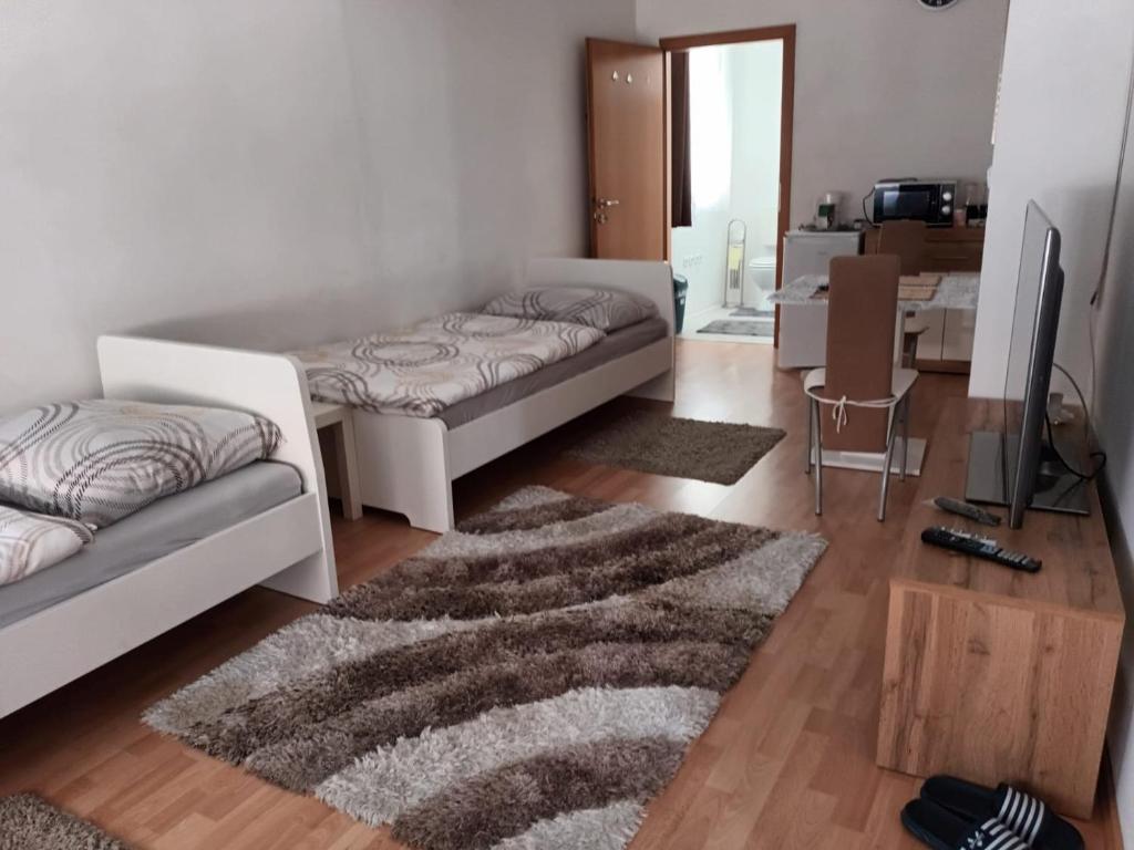 TV a/nebo společenská místnost v ubytování Privat Zimmer KF