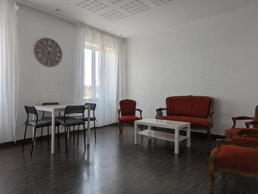 Le Thannois - appartement 2 chambres, salon, cuisine équipée, parking et wifi gratuit – photo 4