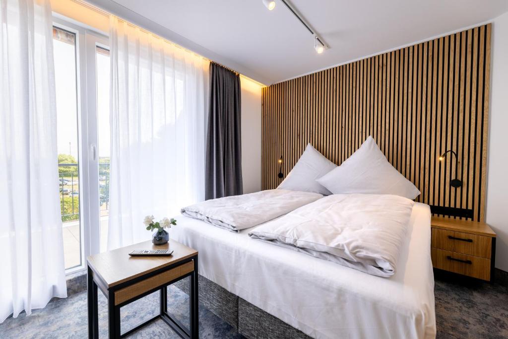 Postel nebo postele na pokoji v ubytování Hotel Südblick