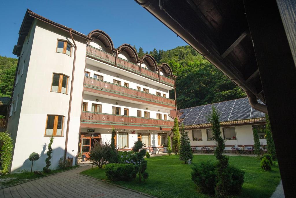 un edificio con paneles solares en su lateral en Pensiunea Sibiel, en Sibiel