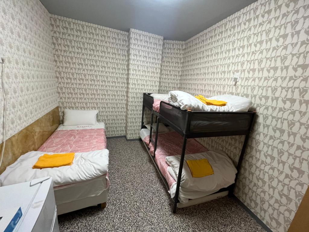 Postel nebo postele na pokoji v ubytování Shinjuku Sky hostel