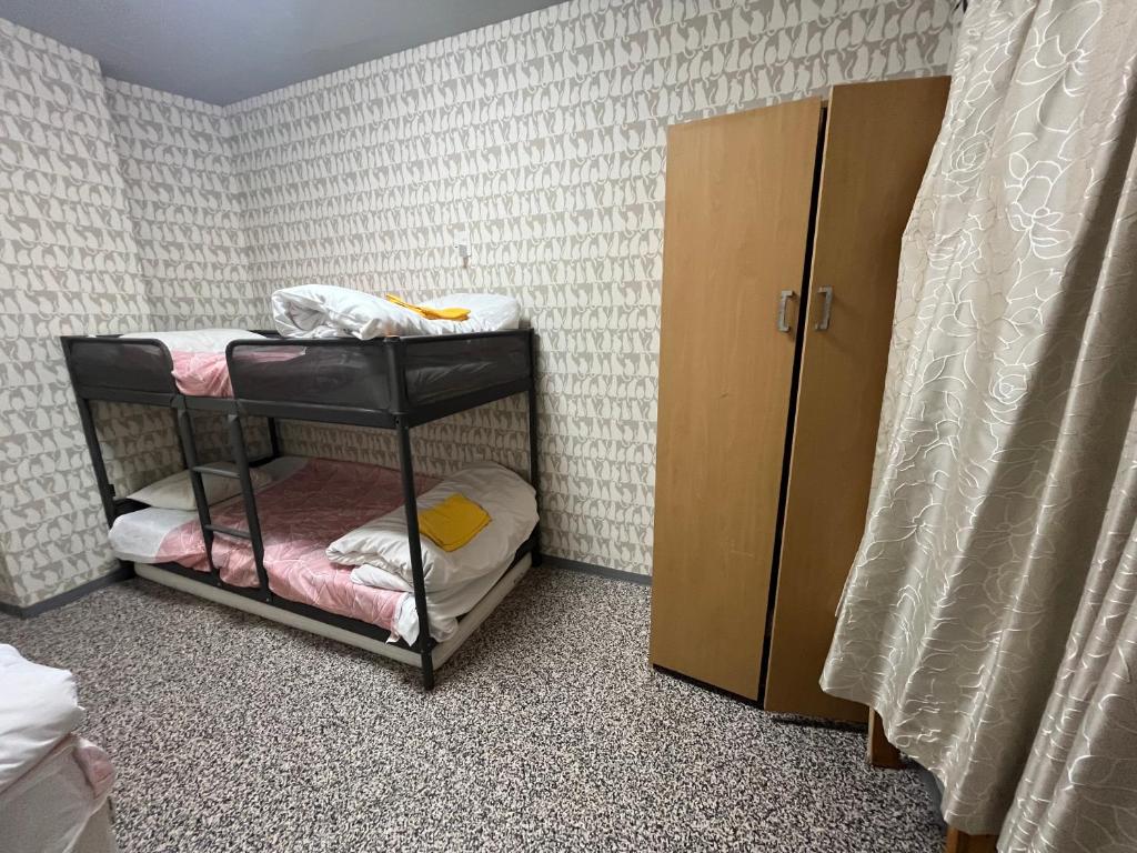 Postel nebo postele na pokoji v ubytování Shinjuku Sky hostel