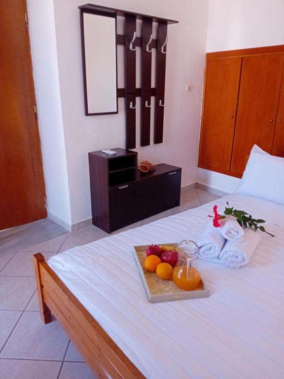 - un plateau de fruits sur un lit dans la chambre dans l'établissement Casa Artemis, à Plátanos