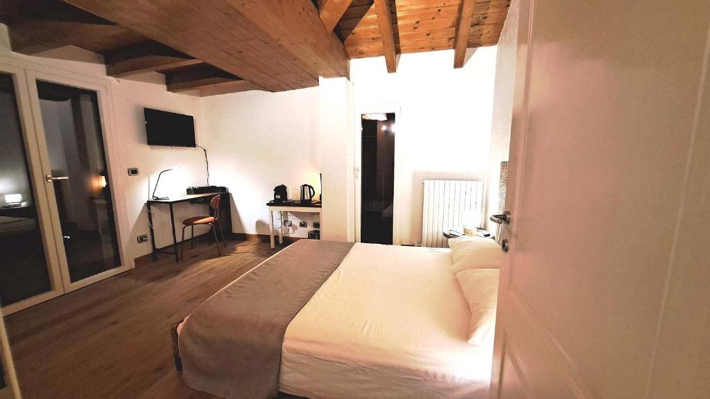 - une chambre avec un grand lit blanc dans l'établissement Cerlino's B&B, à Reggio d'Émilie