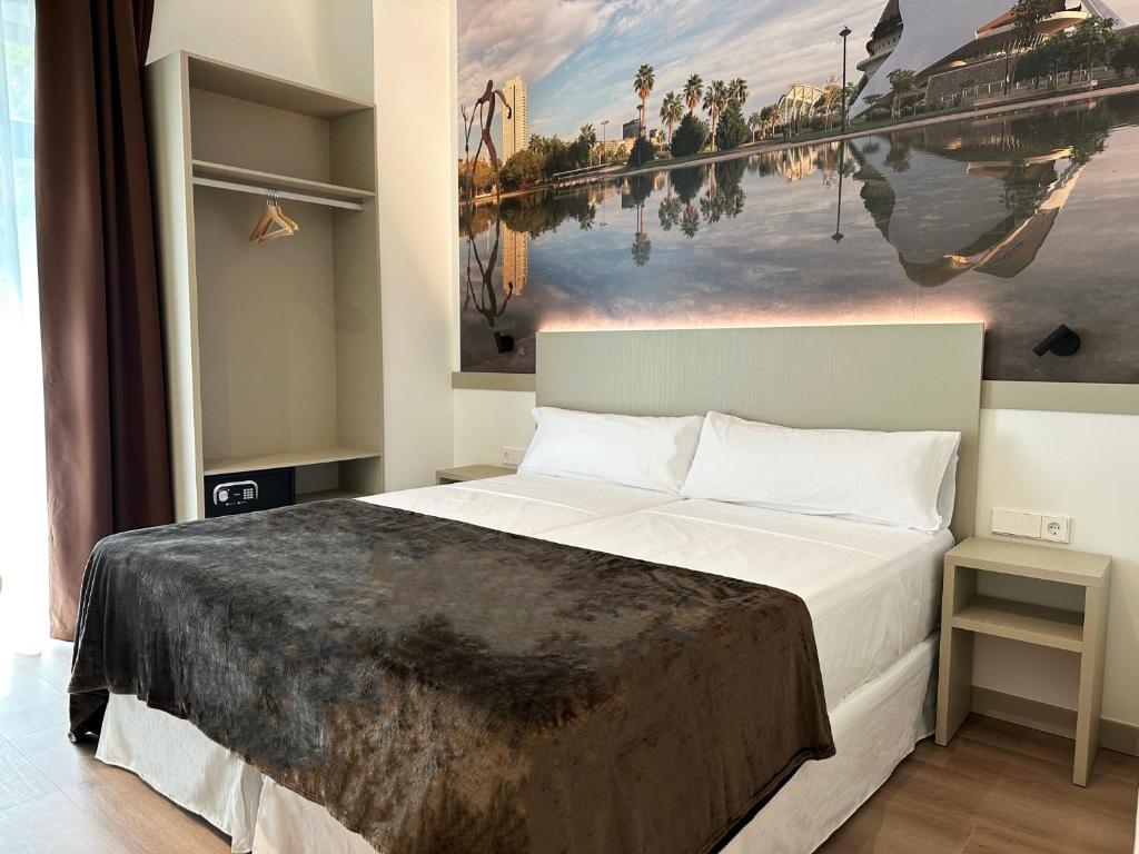 1 dormitorio con 1 cama con una pintura en la pared en Hotel BESTPRICE Valencia en Valencia