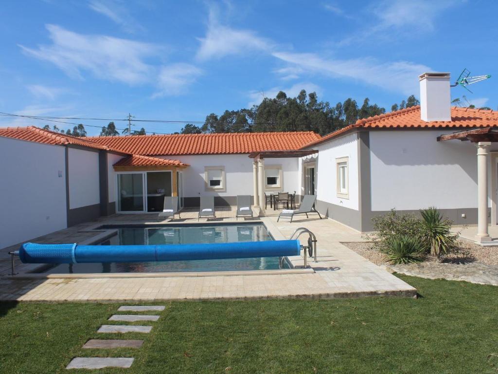 uma piscina no quintal de uma casa em Villa with private wellness and pool em Salir de Matos