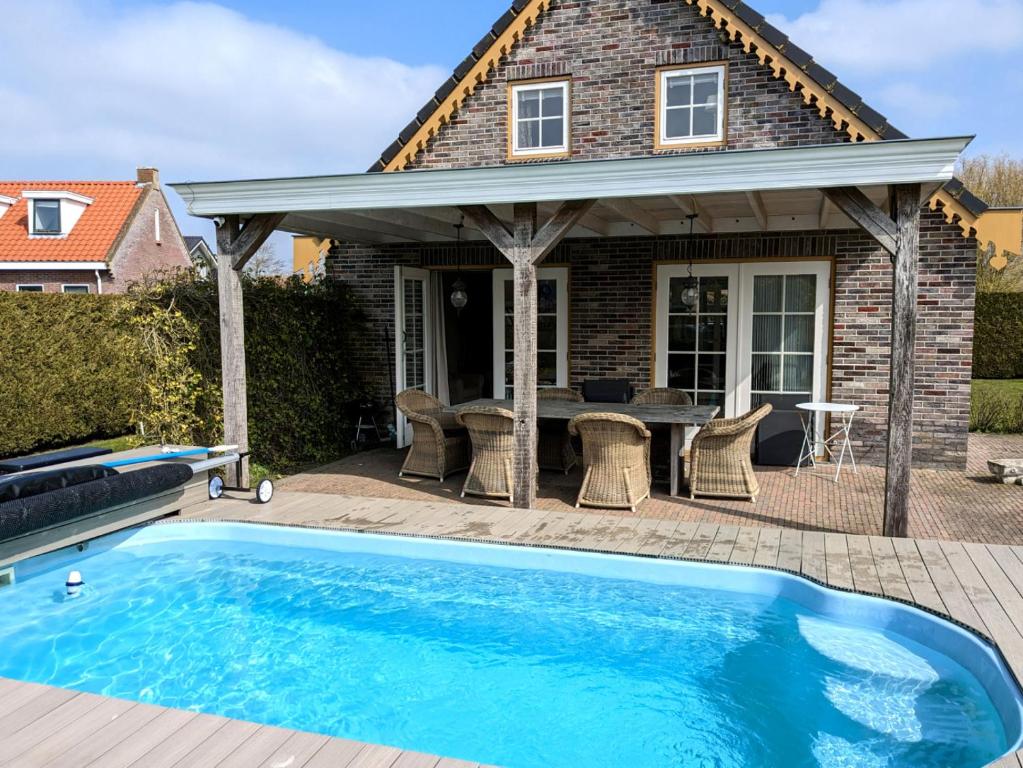 Gemütliches Ferienhaus mit beheiztem Pool, Garten und überdachter