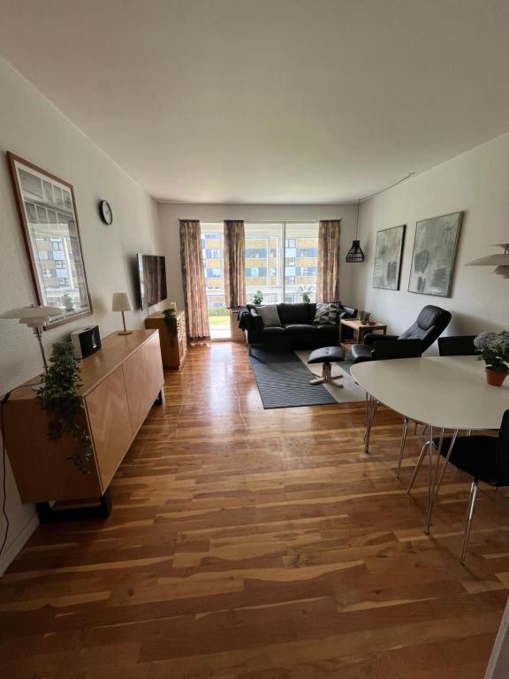 蘭訥斯的住宿－Skelvangsvej，客厅配有沙发和桌子