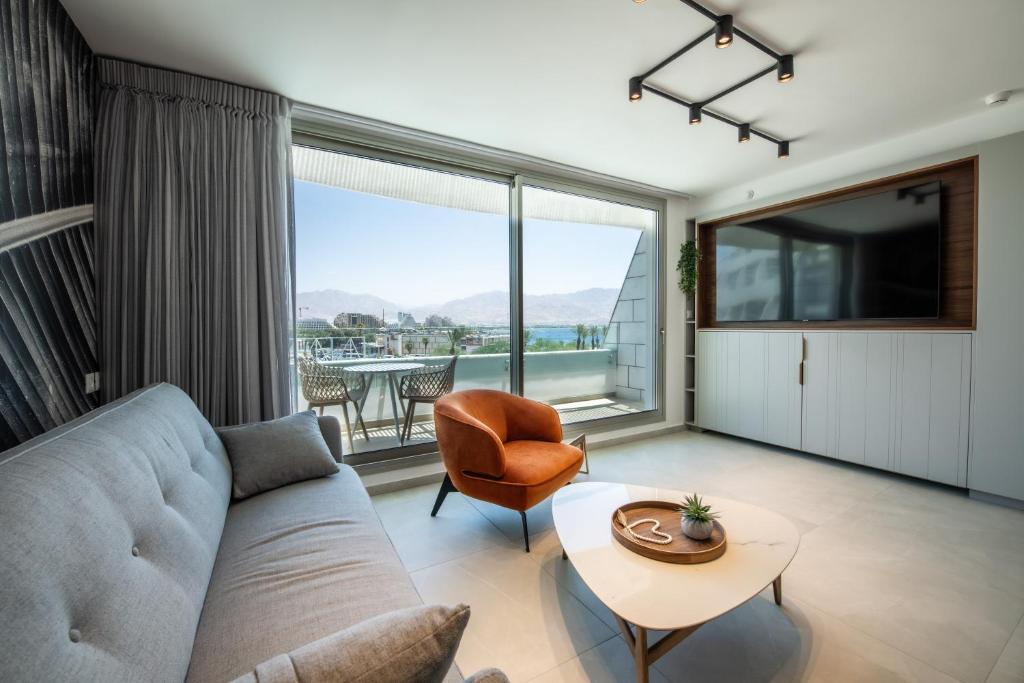 Beach Side-Kings Luxury Sea view Amazing Pool Eilat - отзывы и видео