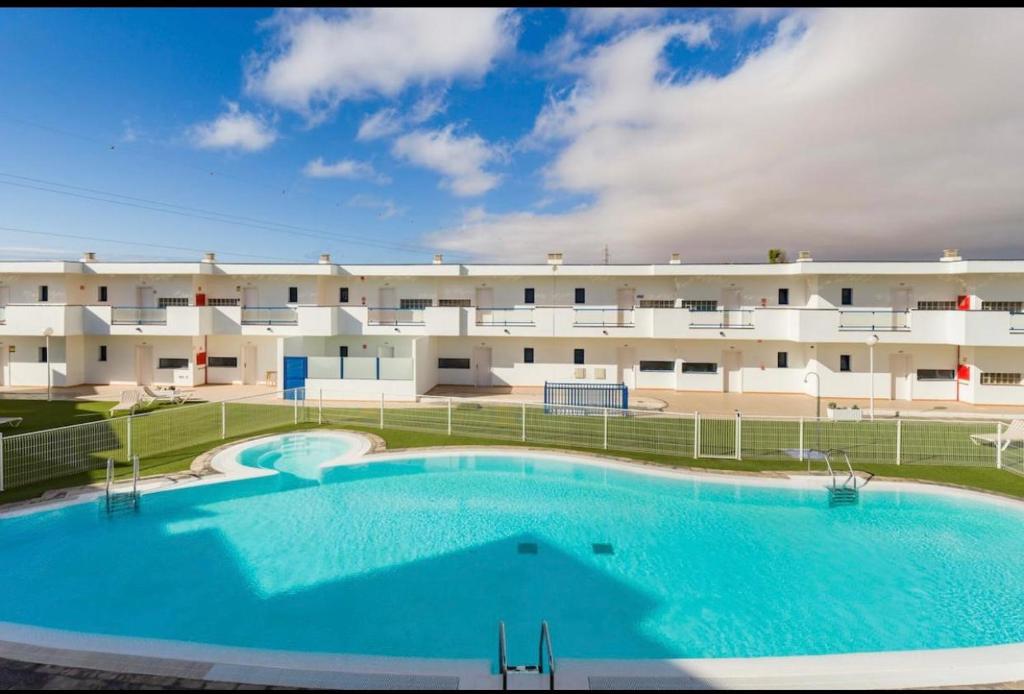 una grande piscina di fronte a un grande edificio di Casa Fuerteventura a Costa Calma