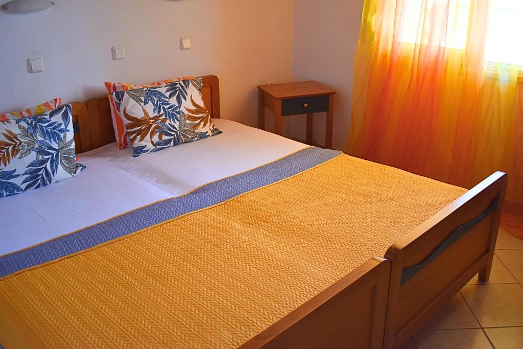 1 dormitorio con 1 cama grande con almohadas de color naranja y azul en Studios Centro 8 - 2nd Floor, en Potos