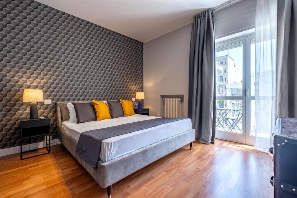 een slaapkamer met een groot bed met gele kussens bij SWEET LIFE - LUXURY APARTMENT-SUITE-ROOMS in Bari