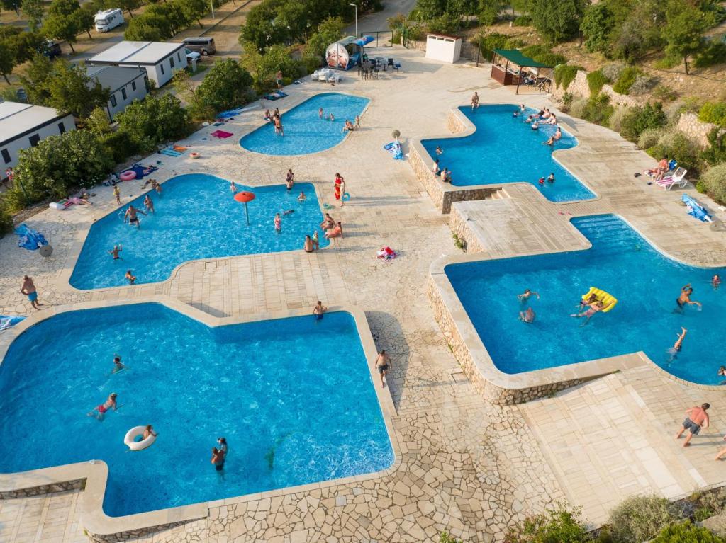 Bazén v ubytování Luxury Mobile home Zuzu Klenovica nebo v jeho okolí