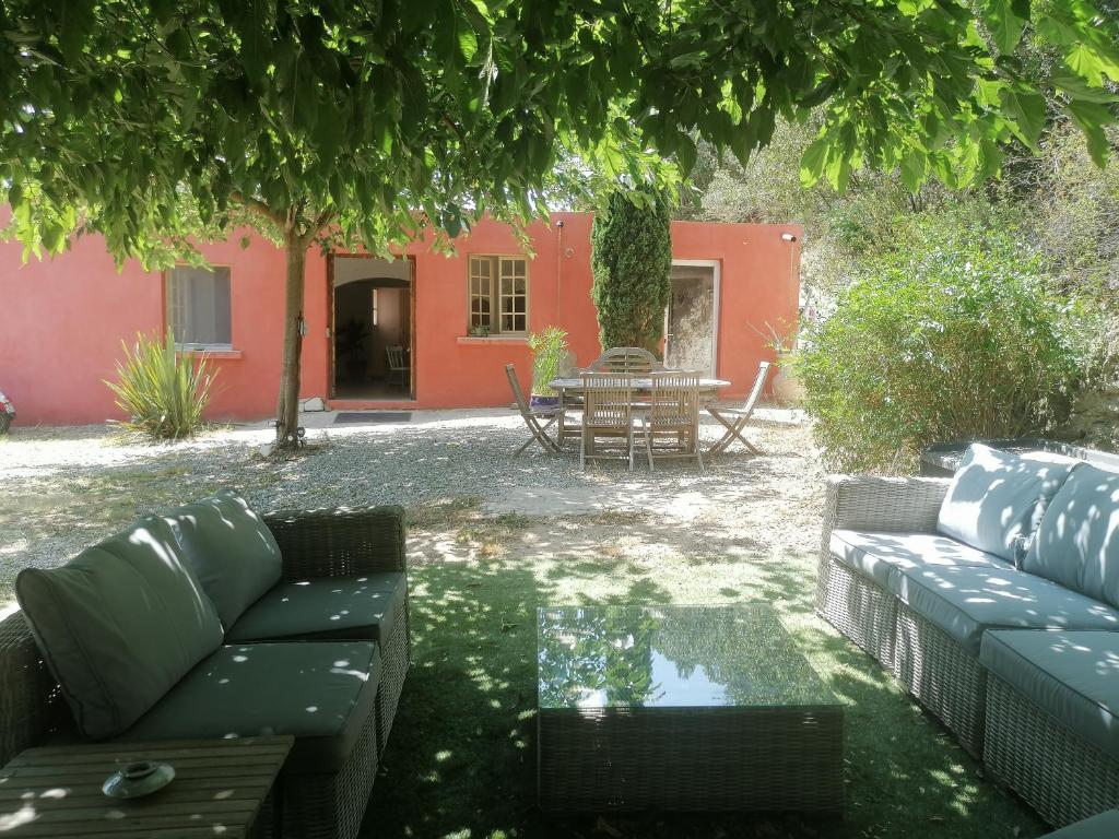 um pátio com sofás e uma mesa num quintal em Hacienda, villaT4 de 110m2 proche de St Florent em Patrimonio