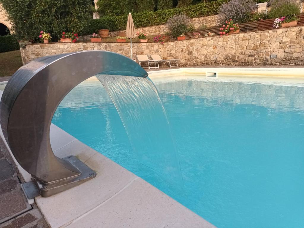 una piscina con fontana di Vacanze in toscana con piscina a Poggibonsi
